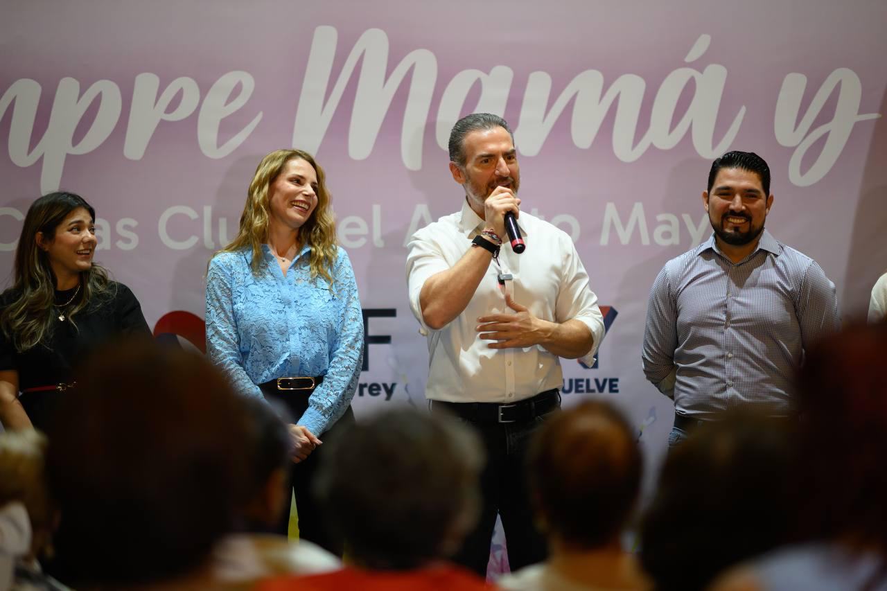 Celebra DIF Monterrey a mamás y papás de las Casas Club de adultos mayores