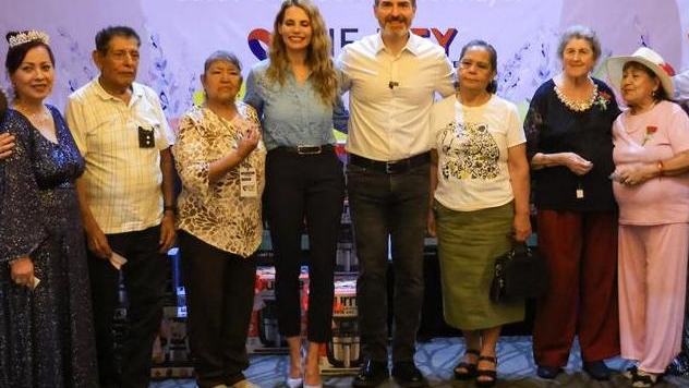 Celebra DIF Monterrey a mamás y papás de las Casas Club de adultos mayores