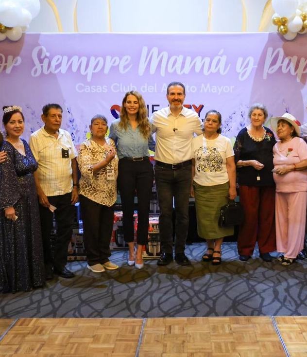 Celebra DIF Monterrey a mamás y papás de las Casas Club de adultos mayores