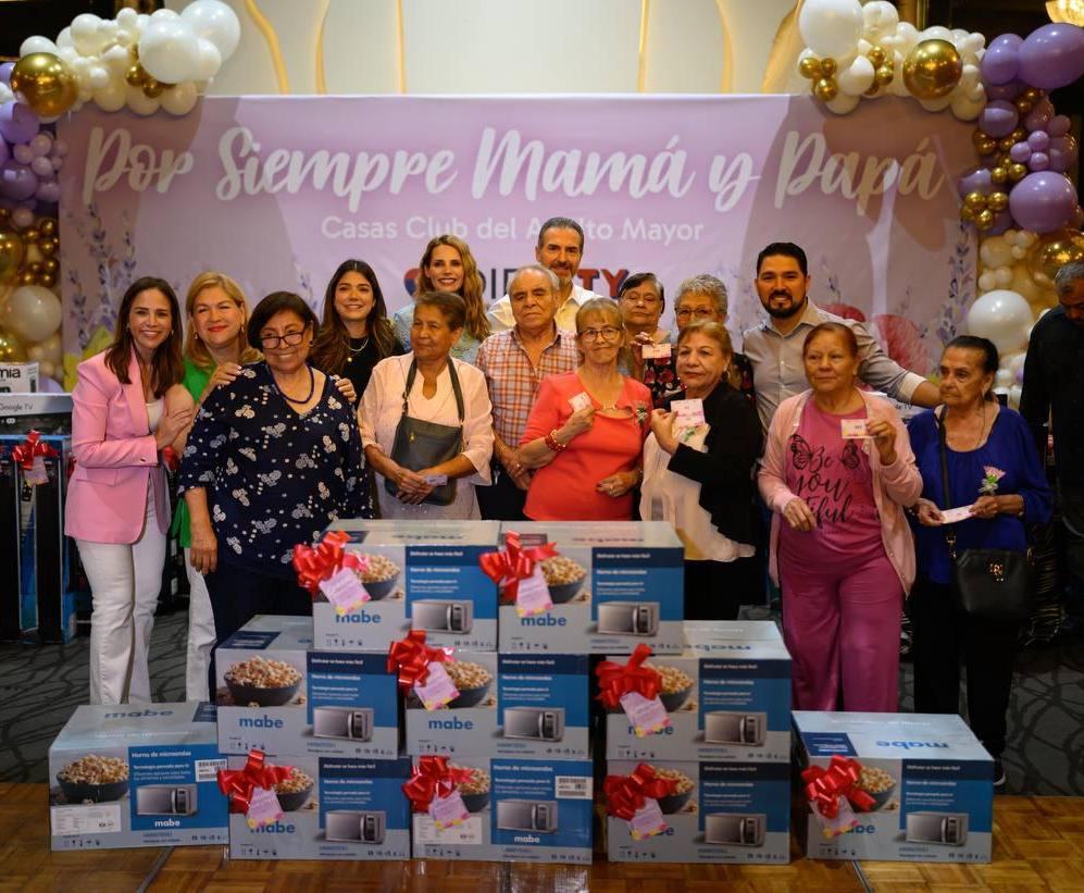 Celebra DIF Monterrey a mamás y papás de las Casas Club de adultos mayores