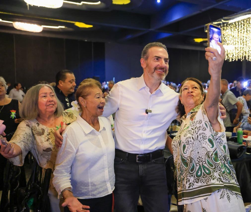 Celebra DIF Monterrey a mamás y papás de las Casas Club de adultos mayores