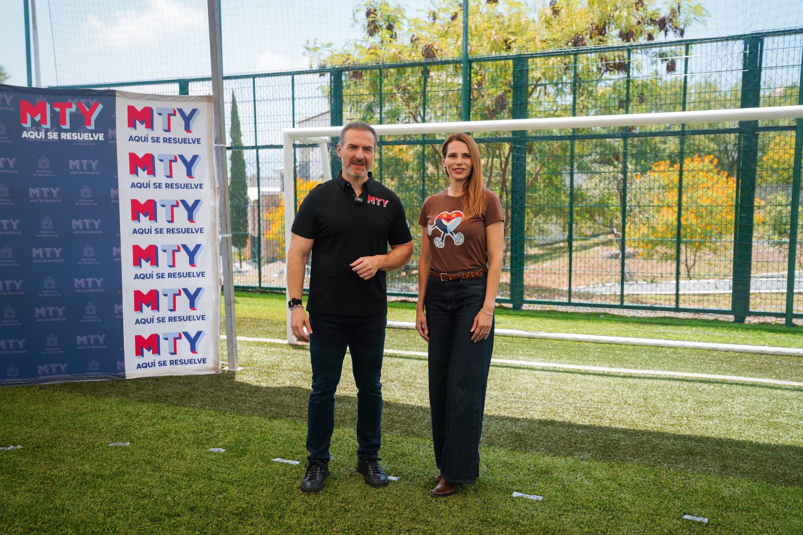 Entrega Adrián de la Garza rehabilitación de parque y camellón en Cumbres 5º sector