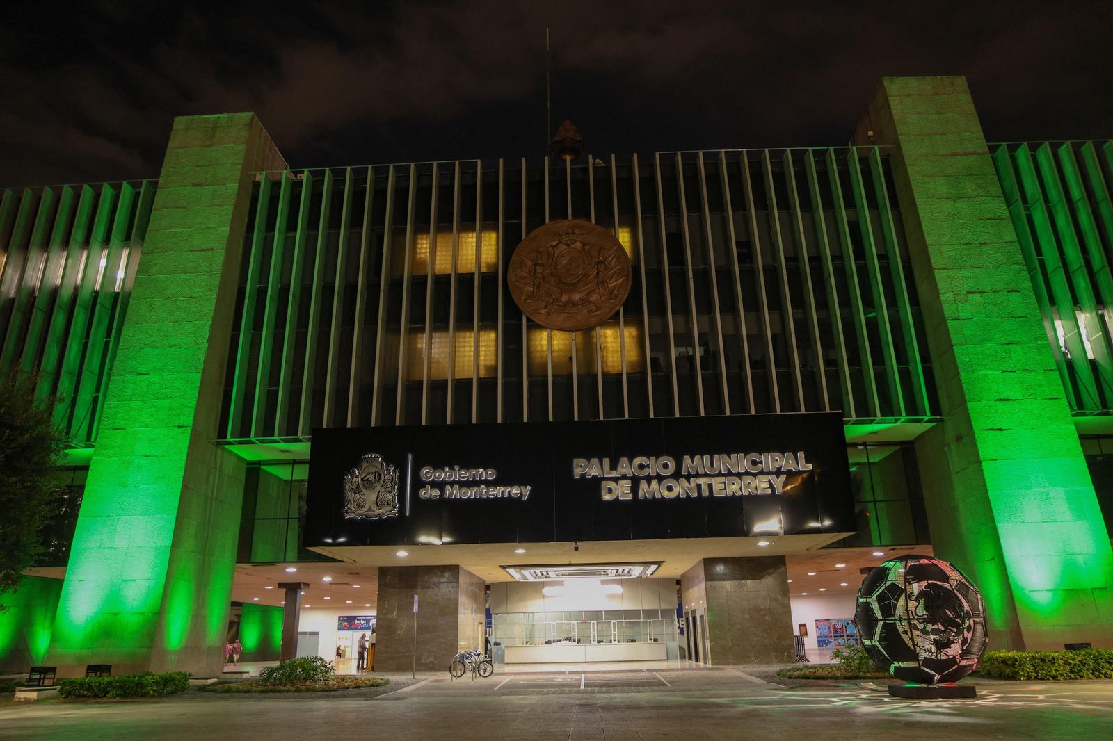 Se ilumina de verde el Palacio Municipal en favor de la salud mental