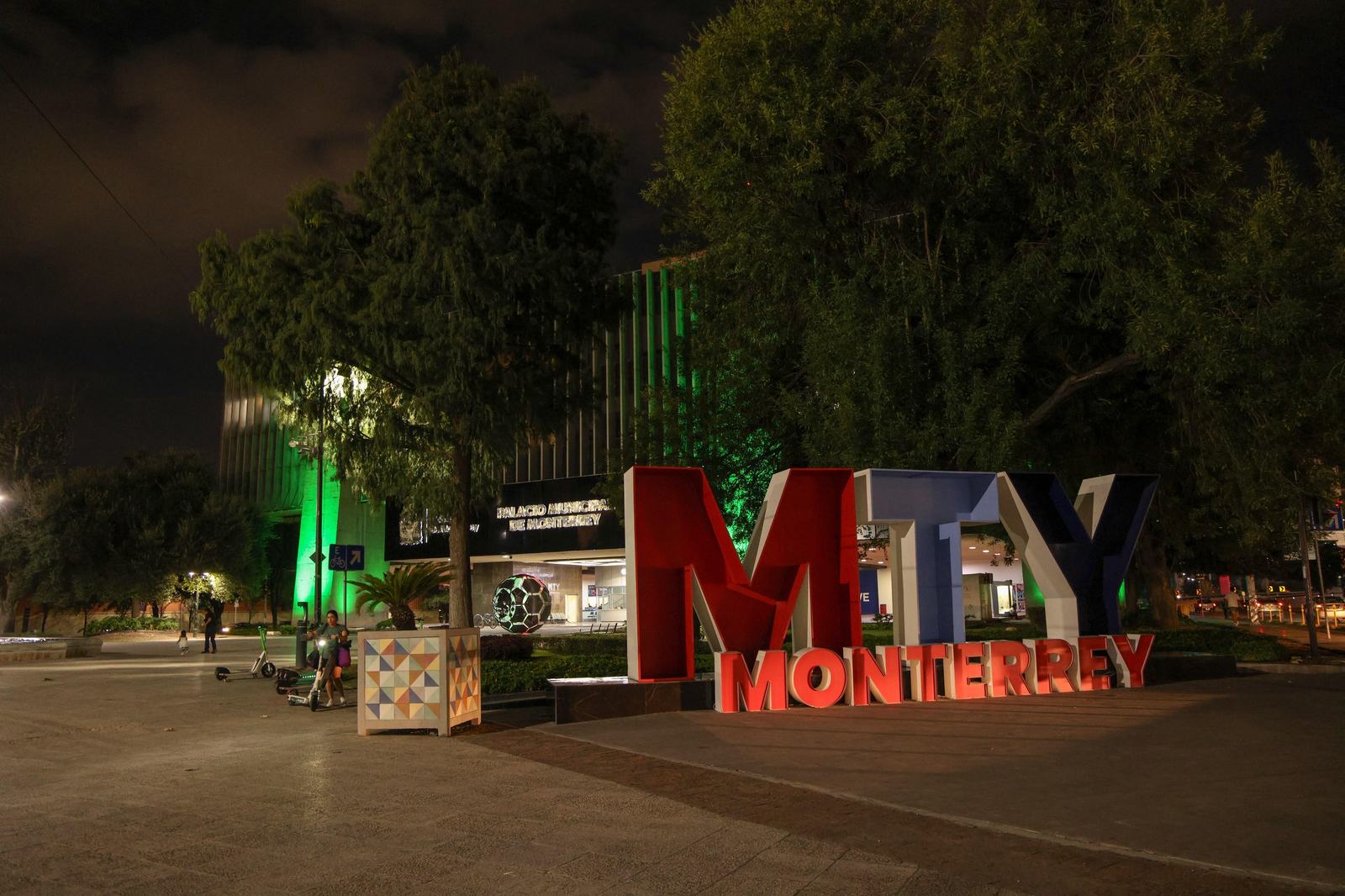 Se ilumina de verde el Palacio Municipal en favor de la salud mental