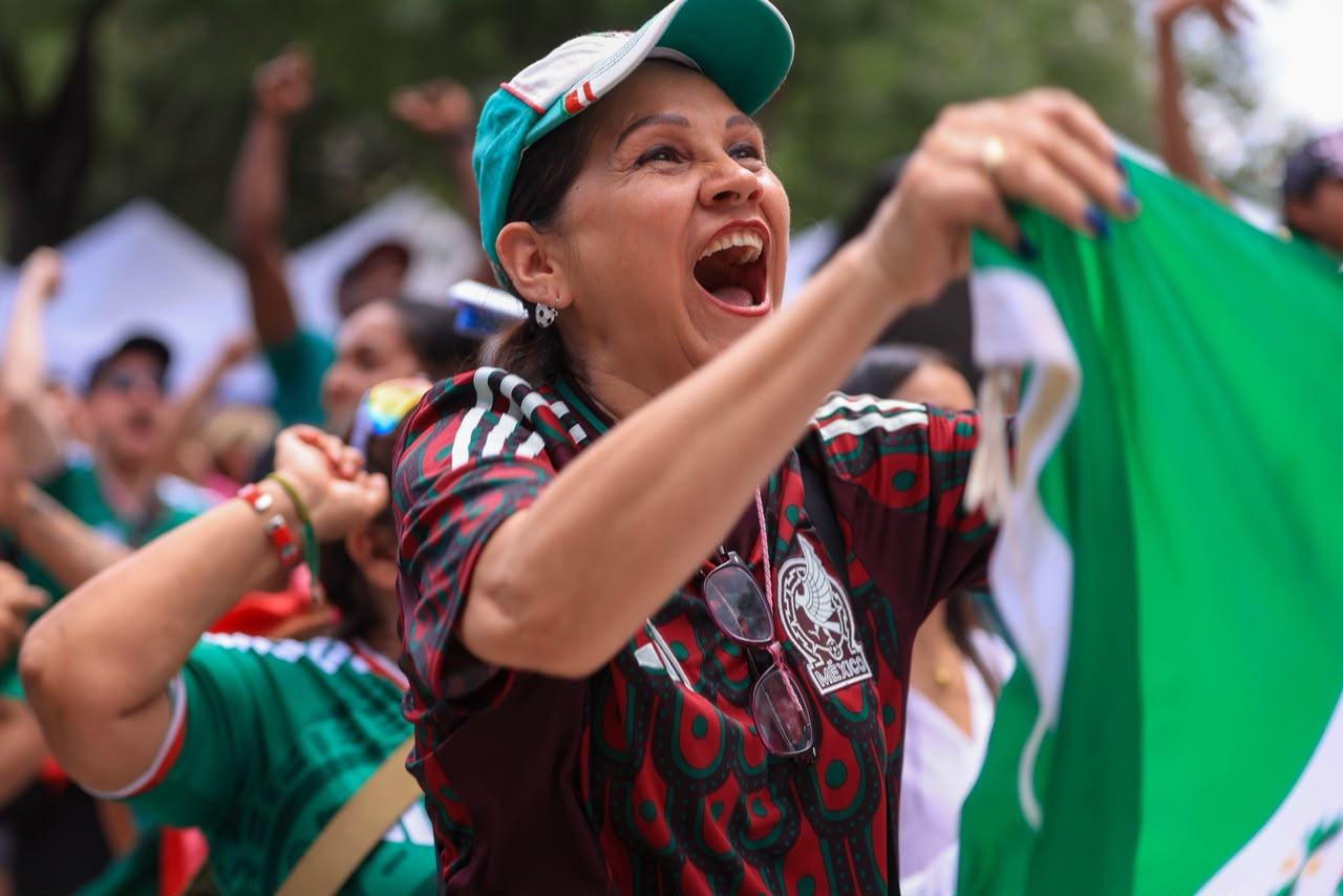Festejan triunfo de la Selección Mexicana en Plaza Zaragoza y en Parque España