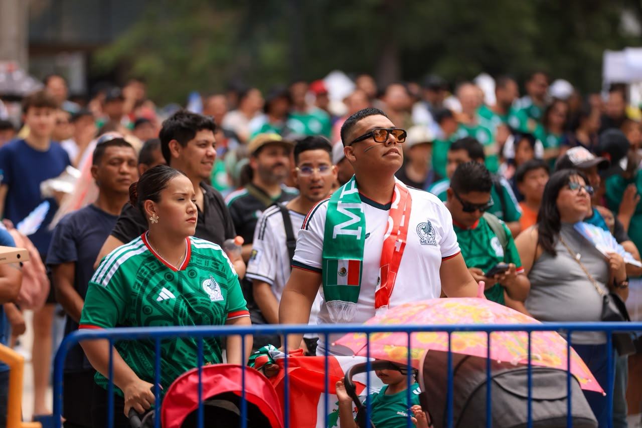 Festejan triunfo de la Selección Mexicana en Plaza Zaragoza y en Parque España