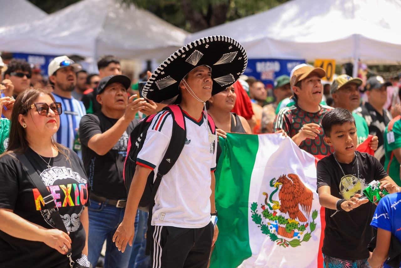 Festejan triunfo de la Selección Mexicana en Plaza Zaragoza y en Parque España