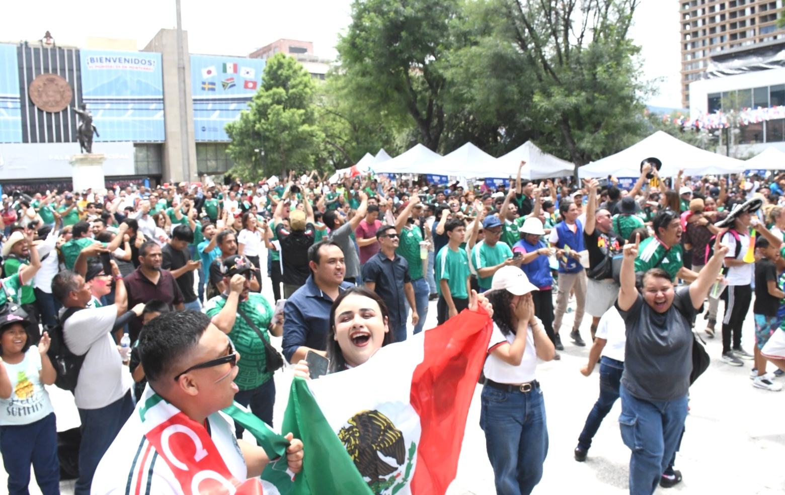 Festejan triunfo de la Selección Mexicana en Plaza Zaragoza y en Parque España