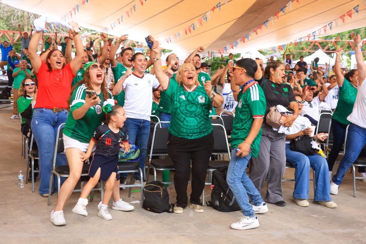 Festejan triunfo de la Selección Mexicana en Plaza Zaragoza y en Parque España