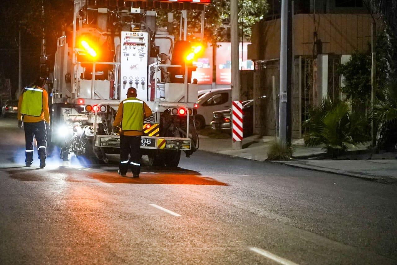 Monterrey fortalece la seguridad vial con trabajos de delimitación de carriles en Paseo de los Leones