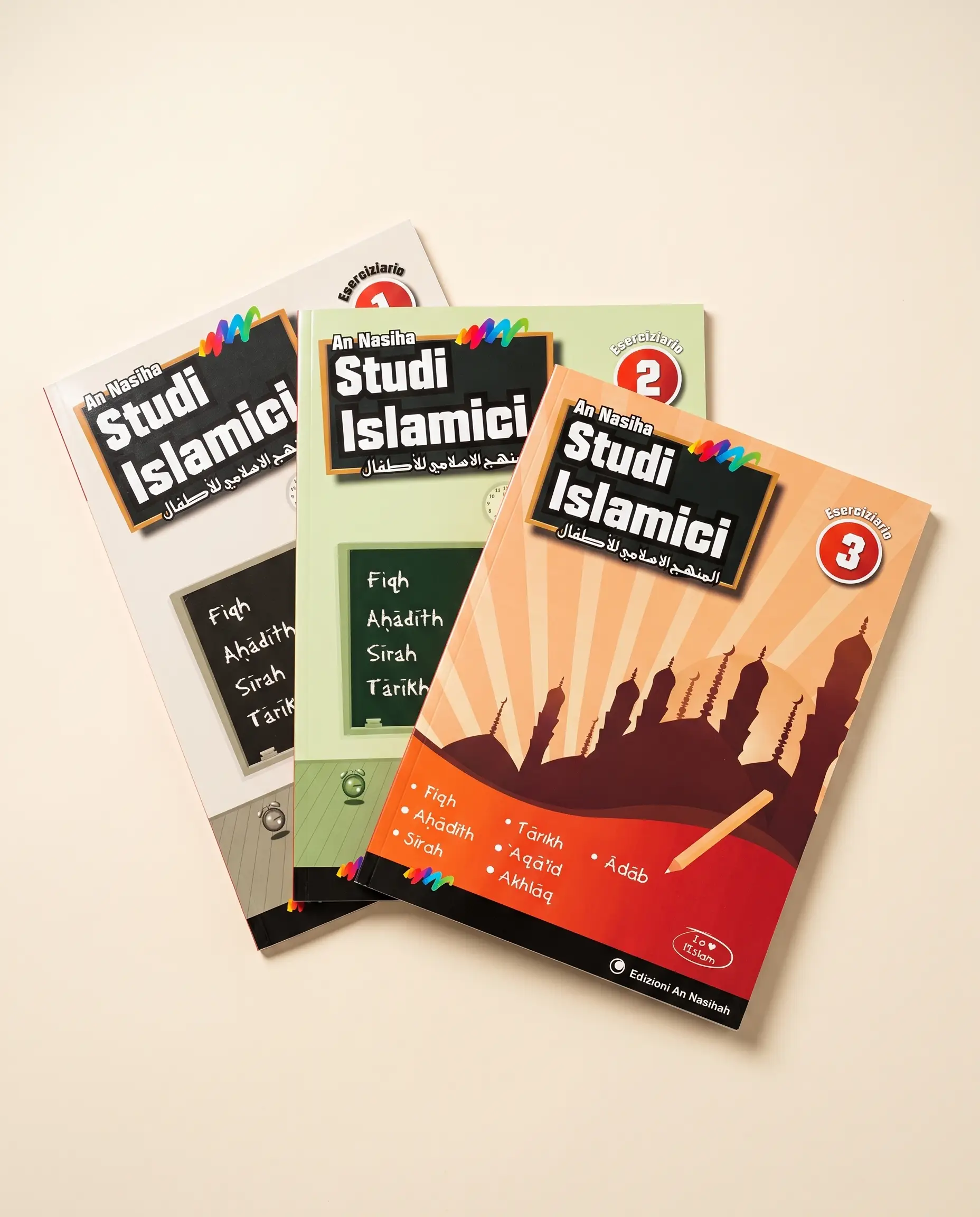 Tre eserciziari della collana Studi Islamici a ventaglio, fotografia still-life su fondo avorio.