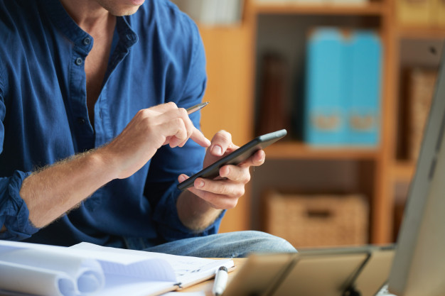 casually-dressed-unrecognizable-man-using-smartphone-work-office_1098-20449 are language learning apps effective