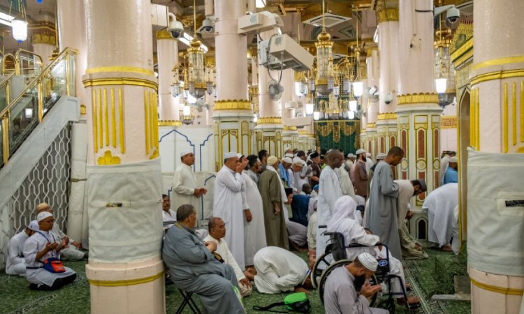 Berdoa di Raudhah, Sumber: antaranews.com