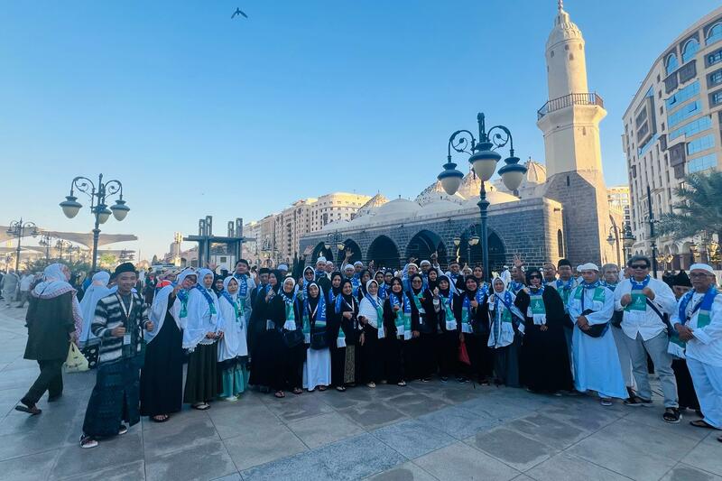 Jemaah Umroh Al Zamzami Menyalurkan Wakaf Al-Qur'an yang akan di Serahkan Kepada Pihak Masjid Nabawi