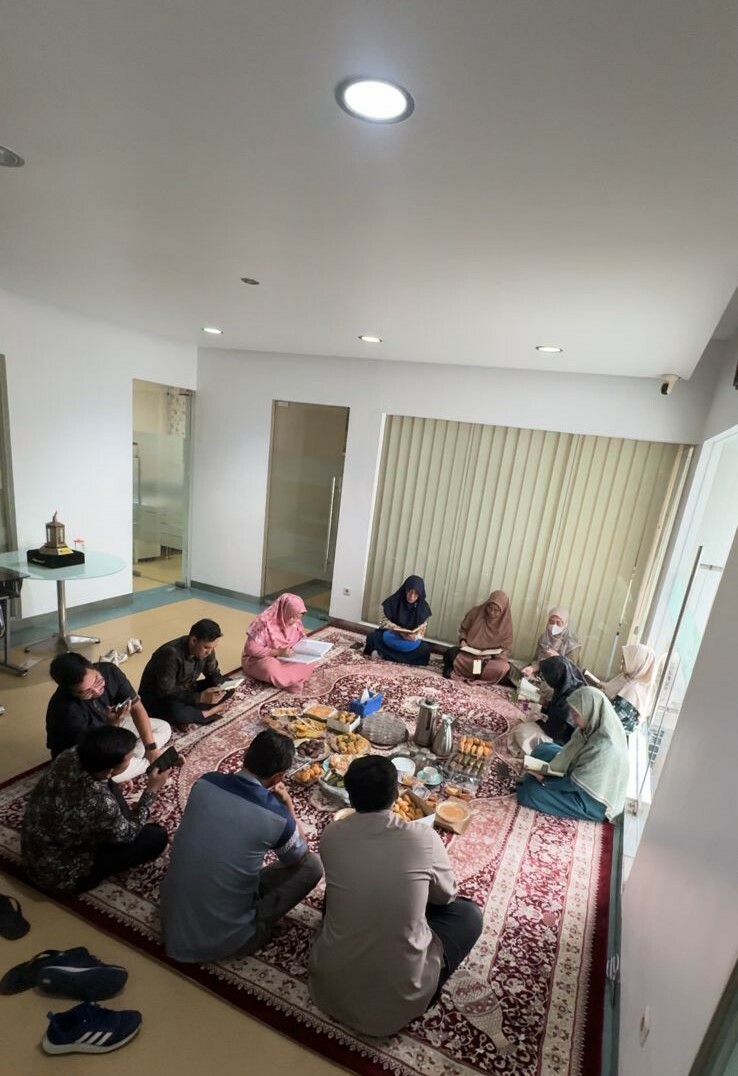 Rutinitas Jum'at: Karyawan Munatour Tadarus Al-Qur'an Bersama