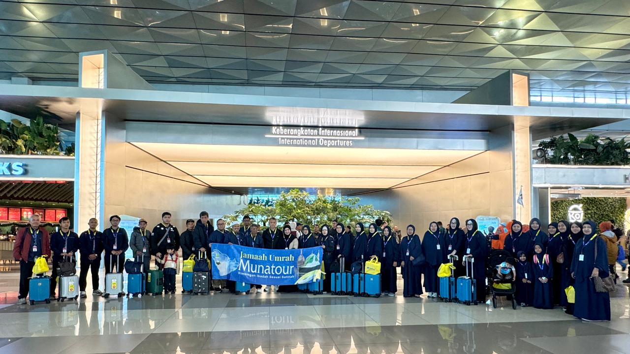 Munatour Berangkatkan Jamaah Umroh Grup 15 November 2025 Munatour Berangkatkan Jamaah Umroh Grup 15 November 2025