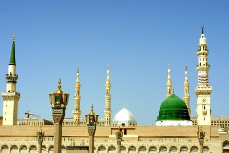 BANTAHAN SYUBHAT BAHWA MASJID NABAWI DIBANGUN DIATAS KUBURAN DAN SHALAT MENGHADAP KUBURAN