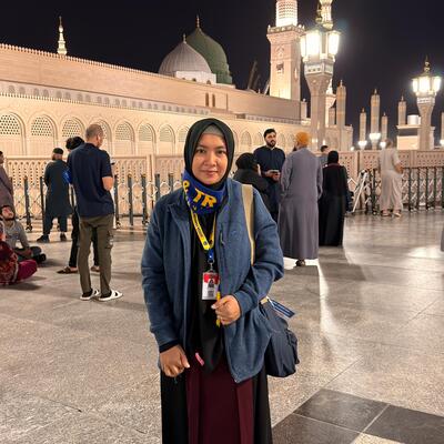 Saya berangkat umroh sendirian, tapi tidak merasa kesepian sama sekali. Tim JMI Tours dan jamaah lainnya sangat ramah dan saling membantu. Serasa keluarga sendiri.
