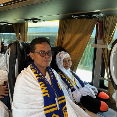 Saya dan istri sangat bersyukur bisa berangkat umroh bersama JMI Tours. Semuanya sesuai dengan yang dijanjikan, tidak ada biaya tersembunyi. Transparan dan terpercaya.