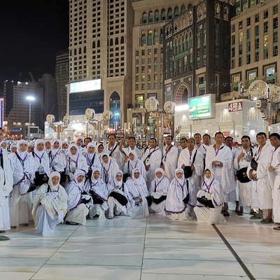 Sesi Foto Bersama "Mengenakan Kain Ihram Saat Akan Melaksanakan Umroh"