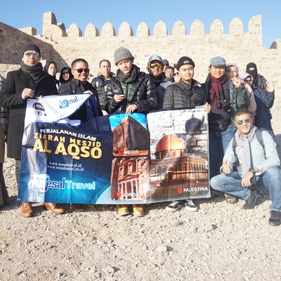 Jemaah Berfoto Bersama di Depan Benteng Salahudin Al Ayyubi