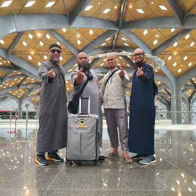 Jamaah Umroh UMMRA Tour & Travel Private sedang berada di Stasiun kereta Cepat ( Priode Akhir Ramadhan 1443 H )