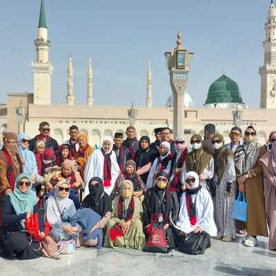 Jamaah Umroh 18 Februari 2023 di depan Masjid Nabawi