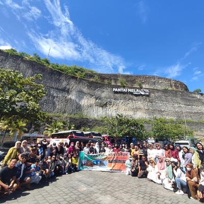 Grup STIKES Nani Hasanuddin di Pantai Melasti, Bali 