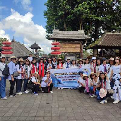 Grup Wisata Rohani PWGT Makale di Desa Wisata Penglipuran Bali 