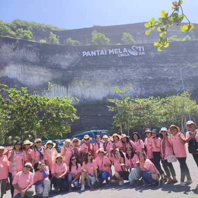 Grup Wisata Rohani PWGT di Pantai Melasti, Bali 