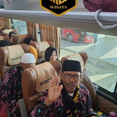 Jamaah Sarapan di Bus Menuju Madinah