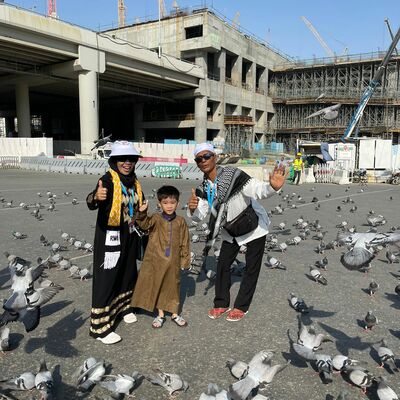 Bermain dengan burung merpati di tanah suci Makkah adalah hal yang menarik bagi jamaah yang pertama kali datang ke Masjidil Haram.