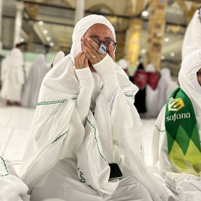 Berdoa di hadapan Ka'bah