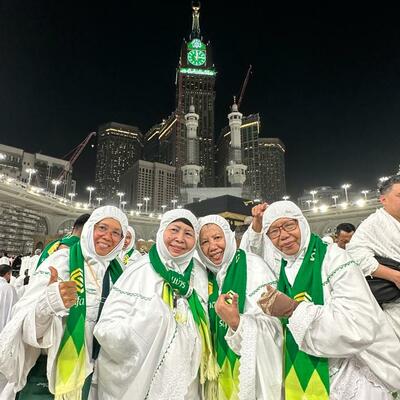 Berfoto dengan teman sekamar selepas Tawaf (19 September 2024)