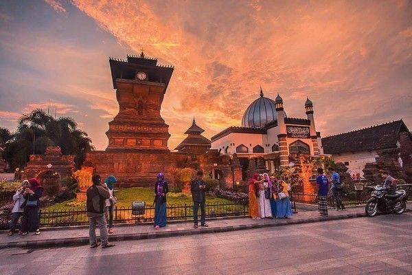 WISATA RELIGI (Ziarah Wali Songo Madura & Yogyakarta)