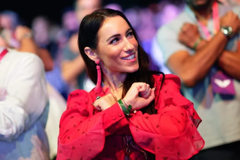 Woman at Mindvalley event showing self-confidence