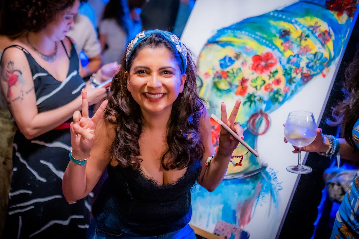 Participant of Mindvalley University holding up peace signs in gratitude