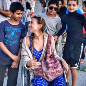难民儿童与坐轮椅的妇女丽贝卡·乌切利尼·库比
