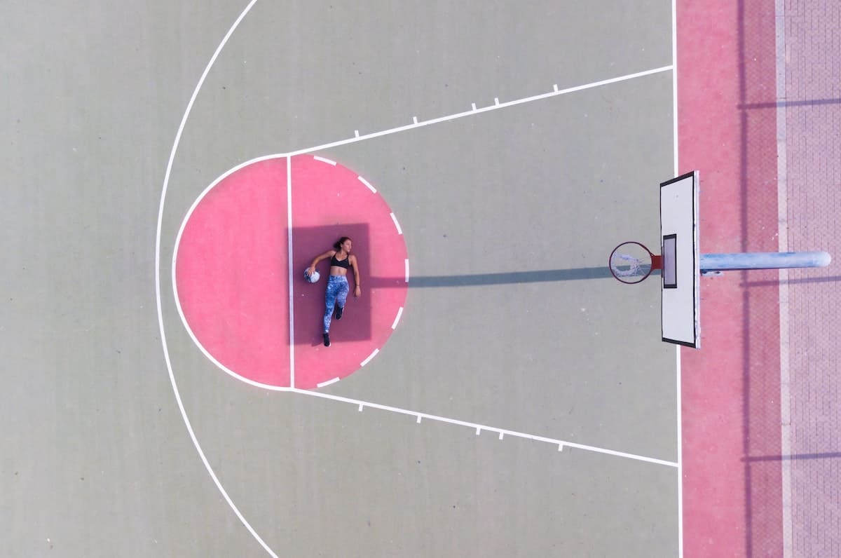 女人躺在篮球场上，思考着如何找到自己的目标