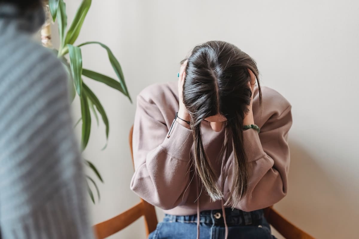 女人打耳机 并不知道如何处理拒绝