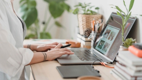 Woman looking at pictures online to make an online vision board