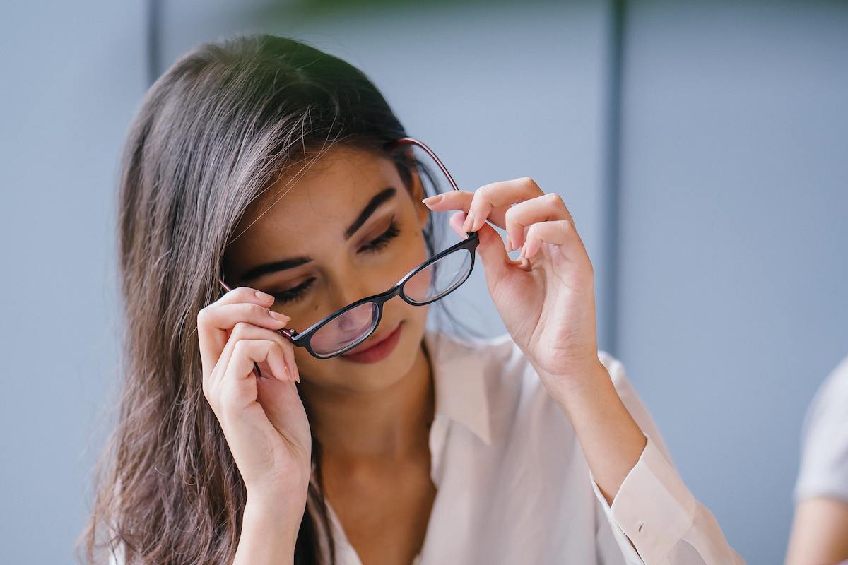 女人戴眼镜使用脑区域