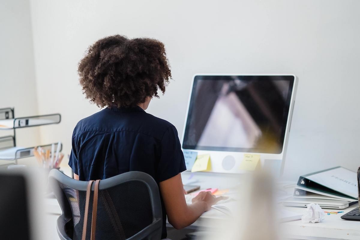 Woman working on her laptop and learning how to stop procrastinating