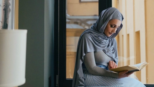 Woman reading to improve reading speed