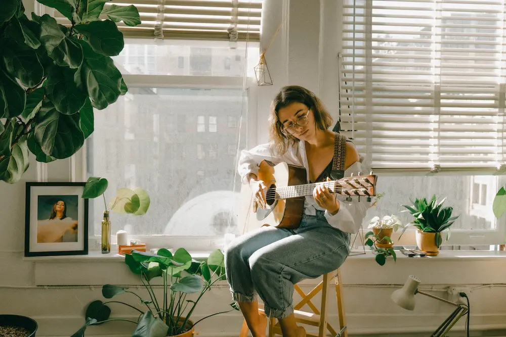 woman playing the guitar