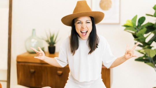 Miki Agrawal holding up peace signs at Mindvalley's Zero to $100 Million Quest