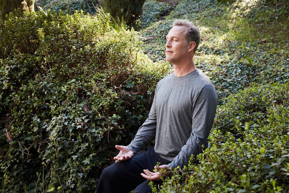 Lee Holden doing the sit flowing exercise