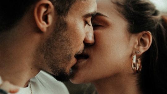 Close up of couple kissing