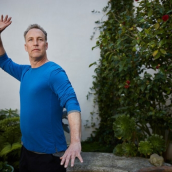 Lee Holden doing qigong for its benefits