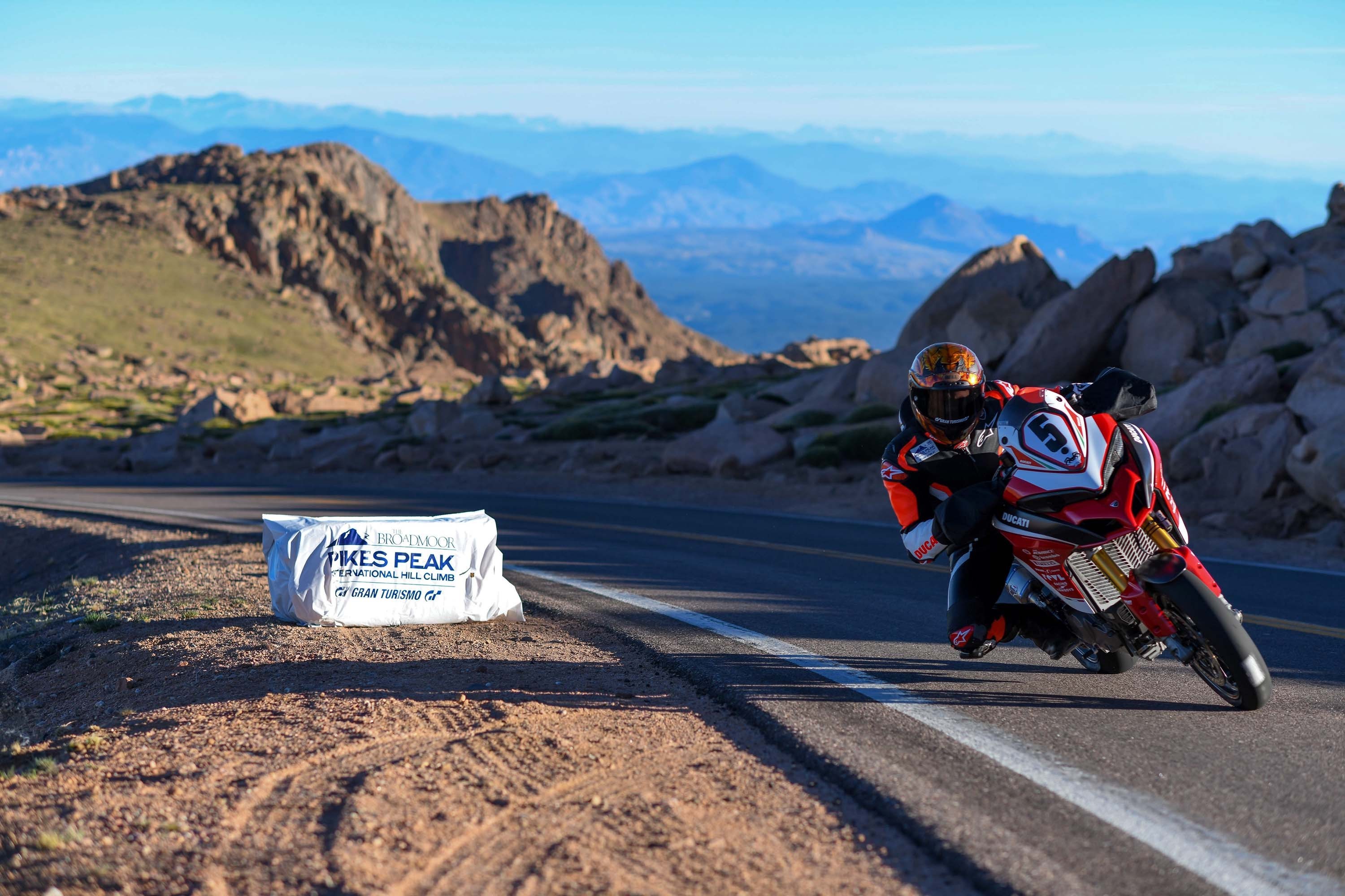 Pikes Peak International Hill Climb/ “el doble propósito” off road